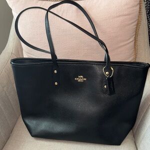 Coach City Zip Tote 🖤